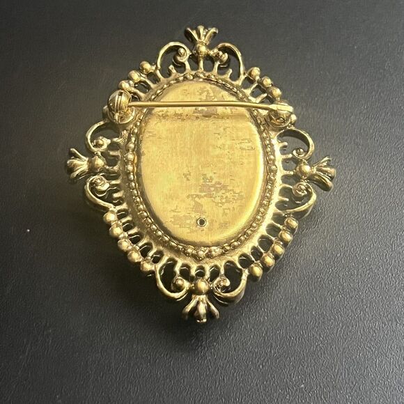 Brooch Vintage Signed AVON Cameo Perfume Locket Pin Jewelry - Picture 3 of 5